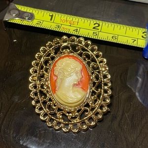 Vintage Cameo Brooch Pendant Sarah Coventry Peach  and Gold Pin Jewelry